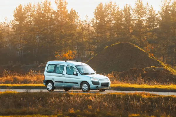 Büyük araç otoyolda hareket halinde.