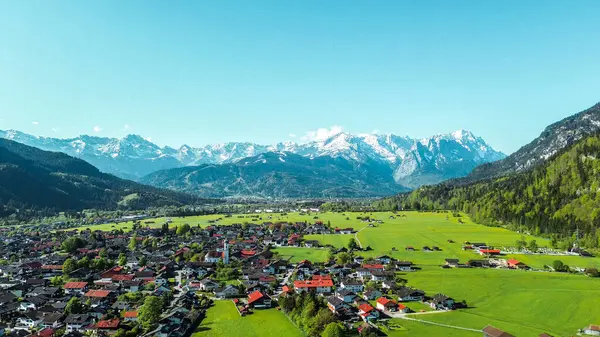 Güneşli Alp manzaralı dağ kasabası