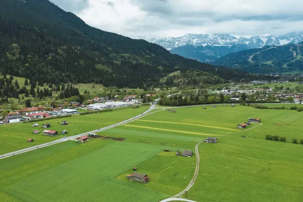 Alp evleri ve yeşil yaz çayırları