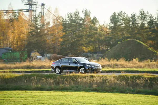 Açık alanda siyah lüks araba