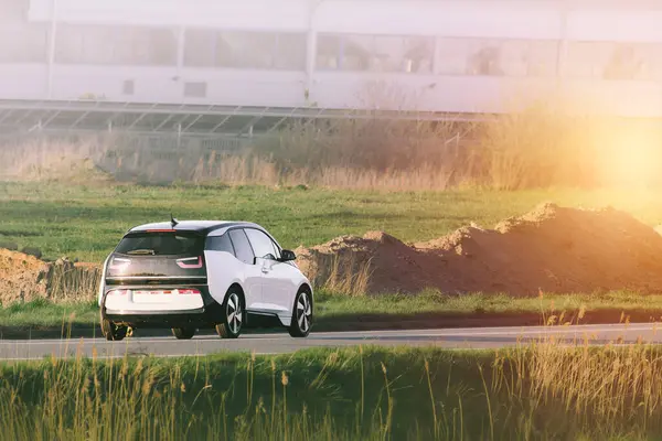 Manzaralı yolda modern elektrikli cip.