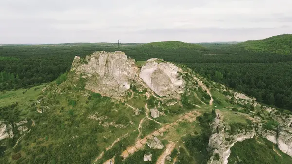 Engebeli tepelerin ve ağaçların drone görüntüsü