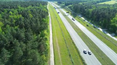 Yeşil ortamda otoyoldaki arabalar