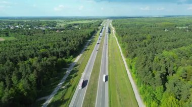 Yeşil kırlarda manzaralı yaz gezisi