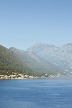 Düşük bulutlu ve fiyortlu dramatik dağ manzarası