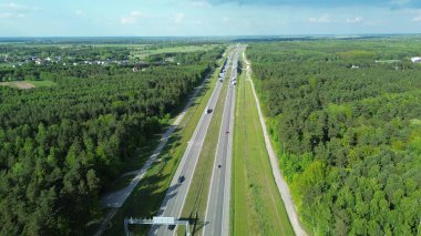 Yazın yukarıdan otoyol görünümü