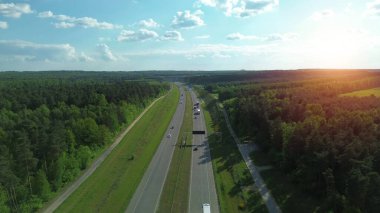 Geniş otoyolda hareket eden nakliye kamyonları