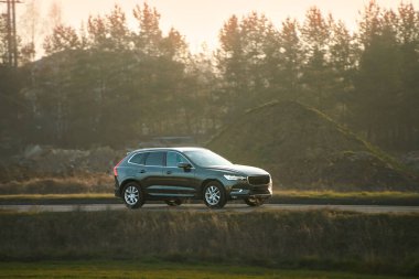 Kırsal yolda lüks bir otomobil.