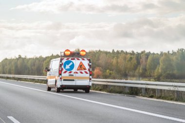 Uyarı işaretli yol güvenliği aracı