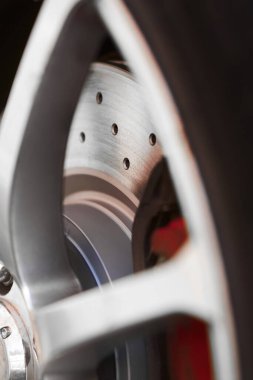 Atölyede Otomotiv Delinmiş Disk Fren Rotorunun Kapanışı