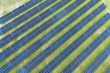 Çimen alanındaki temiz enerji güneş panelleri