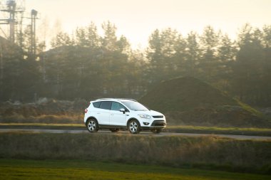 Sakin bir kır yolunda lüks bir araba sürüyordu.