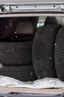 Araba bagajında yaz ve kış lastikleri