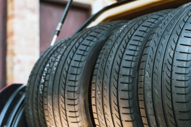 Bagajda derin lastik izleri olan lastikler.