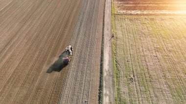 Tarla sürme sıraları ve tarımsal traktörle