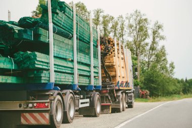 Taşıtlar gün boyunca kereste ve kalas taşıyor.
