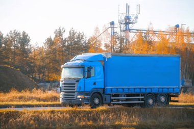 Açık havada karavanı olan modern euro mavi yarı kamyon.