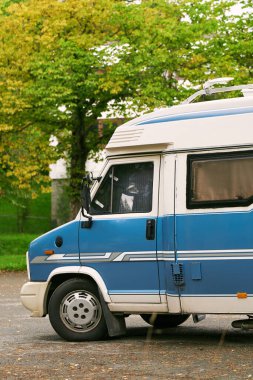 Retro karavan parkta dinleniyor.