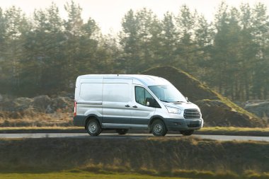 Kırsal yolda ekspres teslimat minibüsü