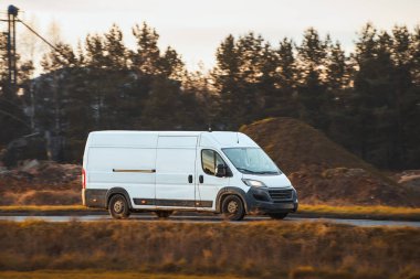 Malları taşıyan ticari araç.