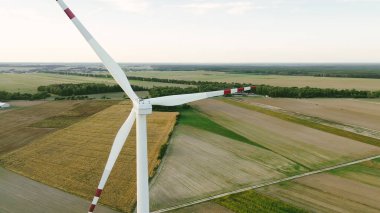 Kırsal bölgede rüzgâr türbinleri