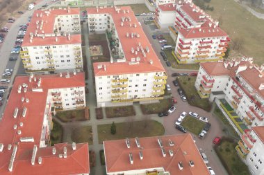 Çok katlı evleri olan modern gayrimenkul geliştirme