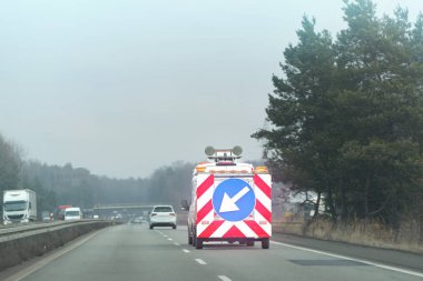 Yol kenarında trafik yönü minibüsü