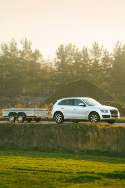 Minivan ve karavan kırsalda seyahat ediyor.