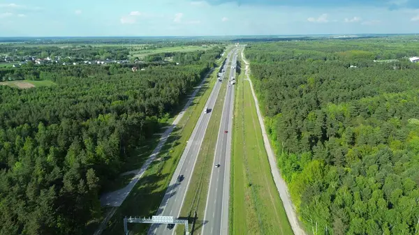 Yazın yukarıdan otoyol görünümü