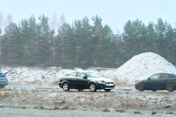 Lüks otomobil kış havasında yol alıyor.
