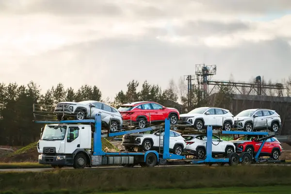 Otomatik taşıma karavanındaki yeni arabalar