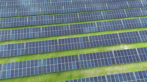 Yeşil enerji güneş enerjisi santrali hava görüntüsü