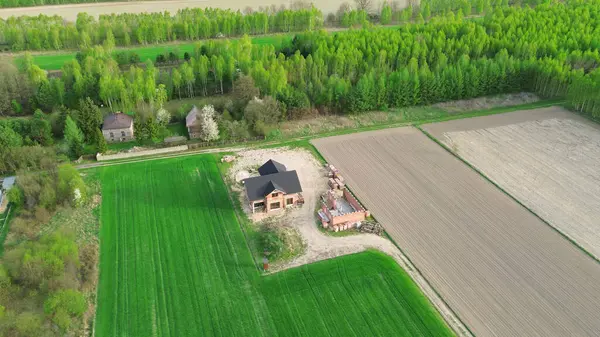 Kırsal evin insansız hava aracı görüntüsü.
