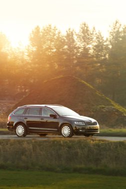 Kırsal yolda birinci sınıf bir spor araba.