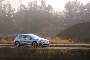 Huzurlu altın saat ayarlı premium araba.