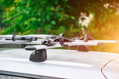 Güneş ışığı altında boş bir motosiklet taşıyıcısı