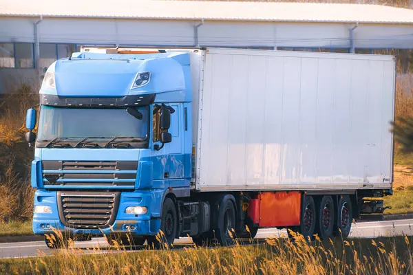 Kırsal alanda ticari kargo kamyonu