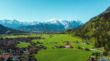 Alp dağlarının altındaki huzurlu Alman köyü