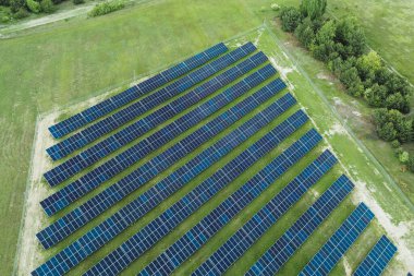 Yeşil alanda temiz enerji güneş dizisi