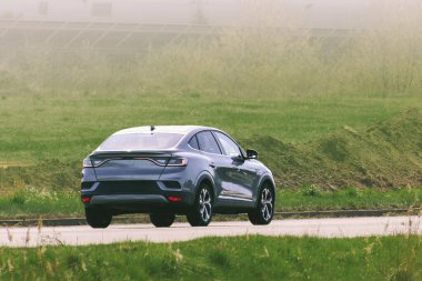 Yeşil enerji aracı sessiz yolda