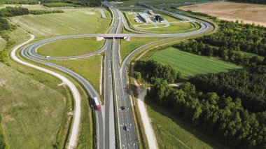 Yukarıdan görünen otoban yonca yaprağı kavşağı