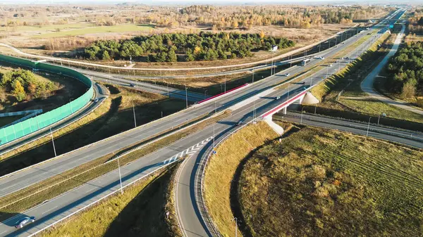 Araçlar ve ses engelleri olan modern otoyol