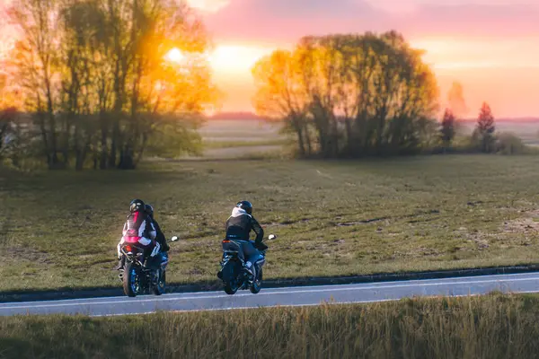 Açık kırsal yolda sürükleyici gidon