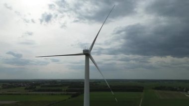 Rüzgar türbini bulutlu gökyüzüne karşı dimdik ayakta