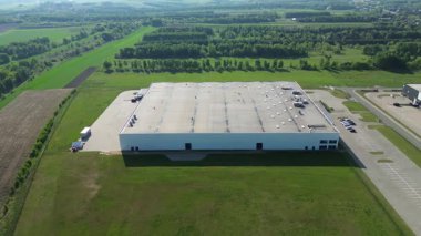 Kırsal alanda büyük bir kargo deposu.