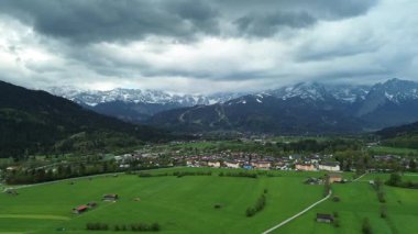 Sıcak mevsimde Alman dağ köyü