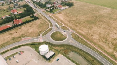 Bisiklet şeritli, hava manzaralı, modern döner kavşak