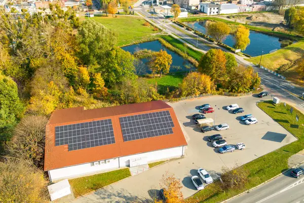 Güneş panelleri olan sürdürülebilir evin havadan görüntüsü