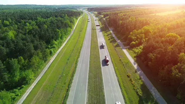 Kırsal arazi üzerinde güneşli bir gün