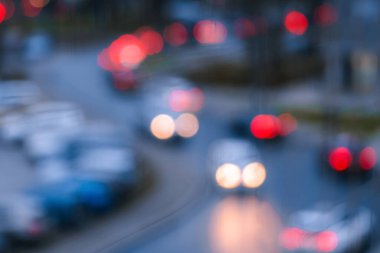 Şehir otobanında arabalı alacakaranlık sahnesi